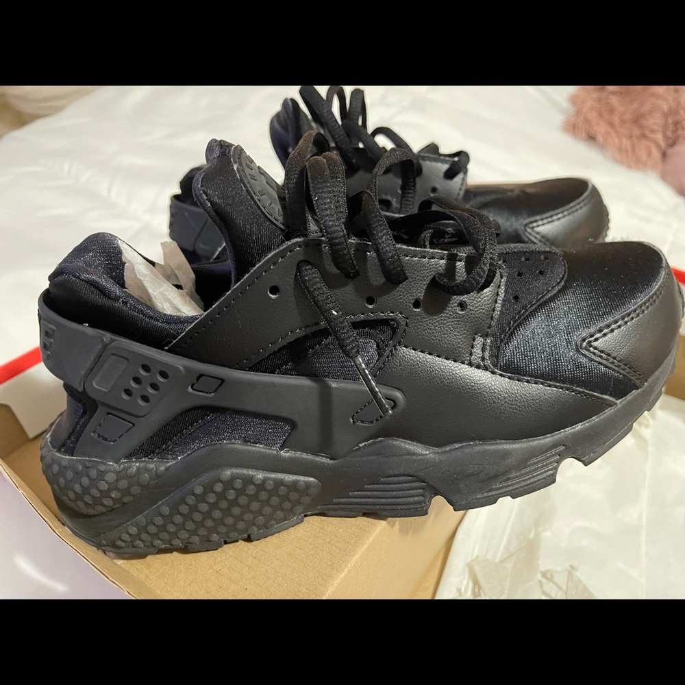 BLACK WOMENS NIKE huarache